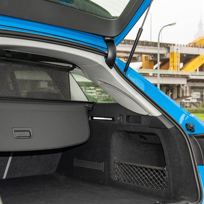 旅行车行李厢特有的防护网，在紧急煞车时，可防止物品衝进乘客舱。（陈大任摄）