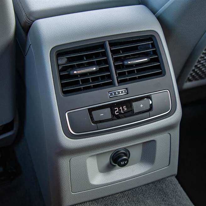 后座出风口下方有12V充电插孔。（陈大任摄