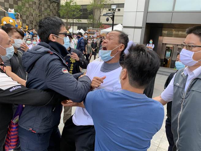 台南市政府6日在新光三越戶外廣場舉辦肉燥飯嘉年華，卻有1名男子（著白衣者）情緒失控鬧場。（李宜杰攝）
