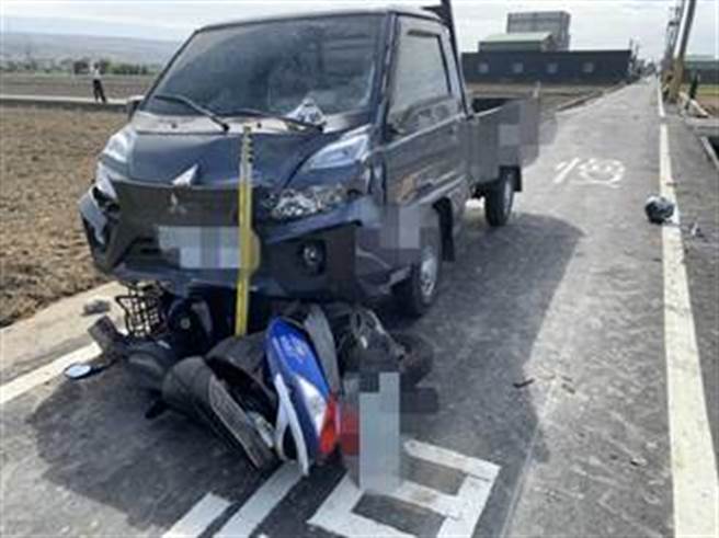 机车迎面撞上货车后，衝入货车底部，机车骑士与乘客则喷飞、掉落到一旁水沟。(民眾提供／林欣仪台中传真)