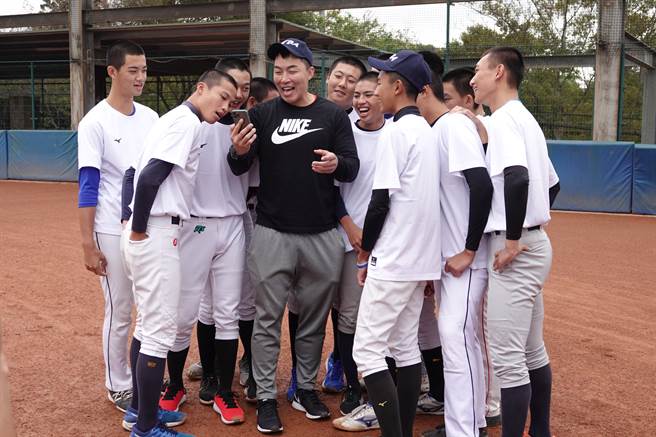 郭泓志（中）与败队学员一起进行惩罚，高唱周杰伦的「告白气球」。（毛琬婷摄）