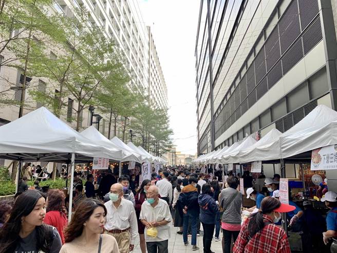南市府6日舉辦「肉燥飯嘉年華暨城市交流邀請賽」，民眾熱情参與、人潮不歇。（李宜杰攝）