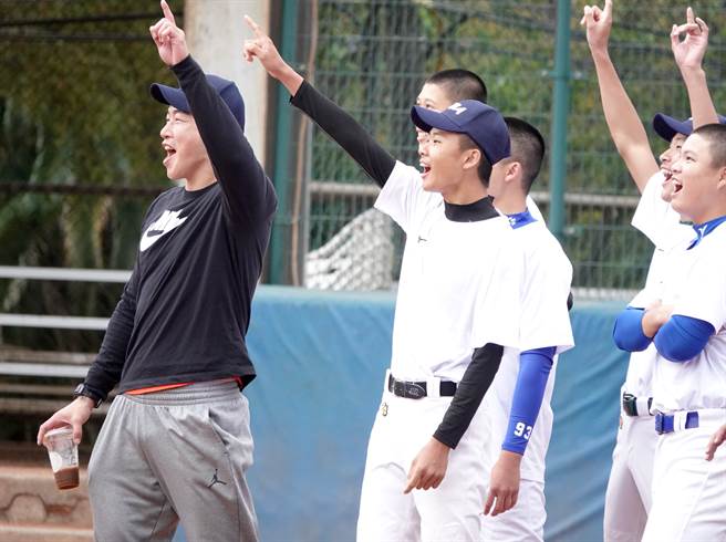 郭泓志（左）与学员们在分组对抗中同乐。（毛琬婷摄）