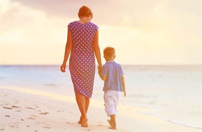 1名8岁男孩曾被妈妈用电线抽打，却在法官询问想跟爸爸住还是妈妈住时，选择「妈妈」，而他的回答，让法官嘆气、上万网友感嘆万千。（示意图，达志影像/shutterstock）
