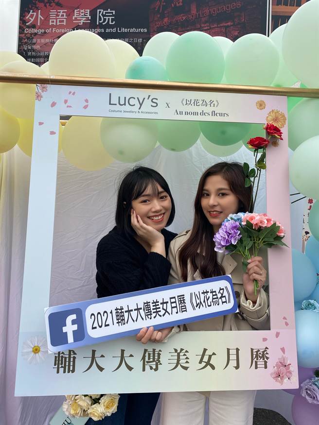 女粉丝抢着与「辅大周子瑜」合照。（辅仁大学提供／李俊淇新北传真）