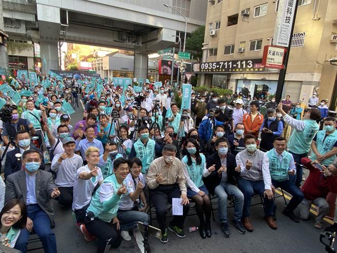 台北市長柯文哲今日來台中出席台中總服務處開幕。（盧金足攝）