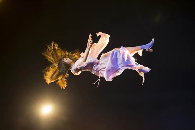 艾薇近日推出新单曲〈失重前幸福〉。（环球提供）