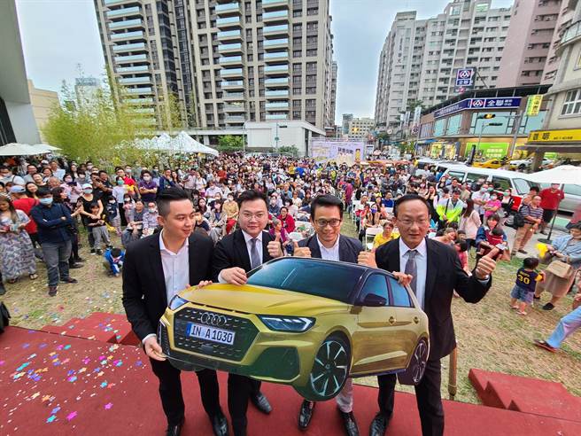 高雄地上权大案住宅近完销，近日霸气抽奥迪汽车。（柯宗纬摄）