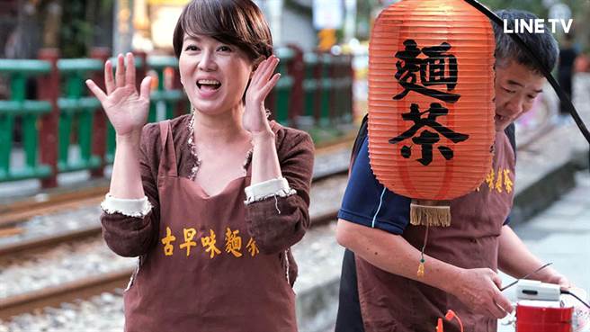 苗可麗努力賣麵茶。（LINE TV提供）