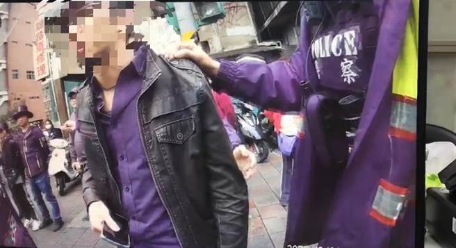 黄姓男子不愿配合搭公车戴口罩，又辱骂员警，警方逮捕后依妨害公务罪送办。（图：民眾提供）