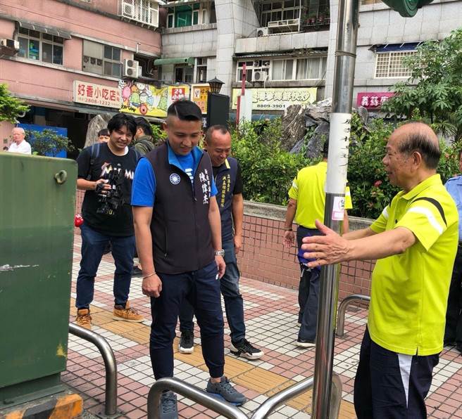 议员陈伟杰近日召集相关单位前往会勘，最后决议将变电箱迁移，再评估是否恢復成机车格。（议员陈伟杰服务处提供／李俊淇新北传真）