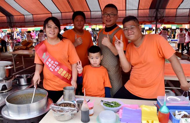 嘉义家扶中心6日举办关怀儿童少年爱心园游会，自强家庭代表徐慧萍（左一）一家人也到场摆摊卖麵线。（吕妍庭摄）