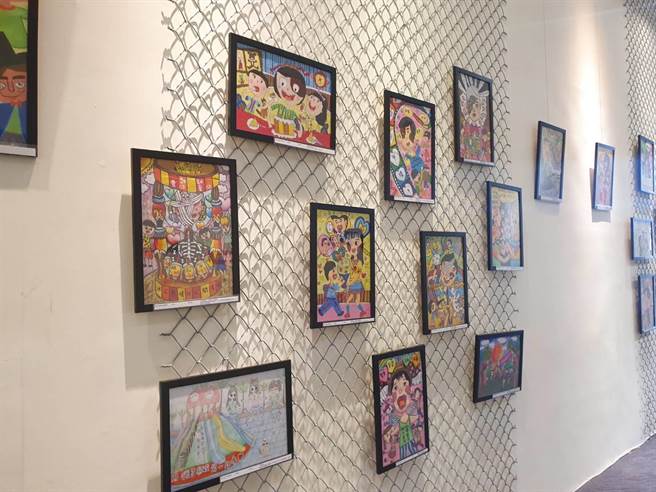 阳光基金会桃竹中心于桃园市兴光堡垒举行脸部平权画作展览，持续至12月底。(蔡依珍摄)