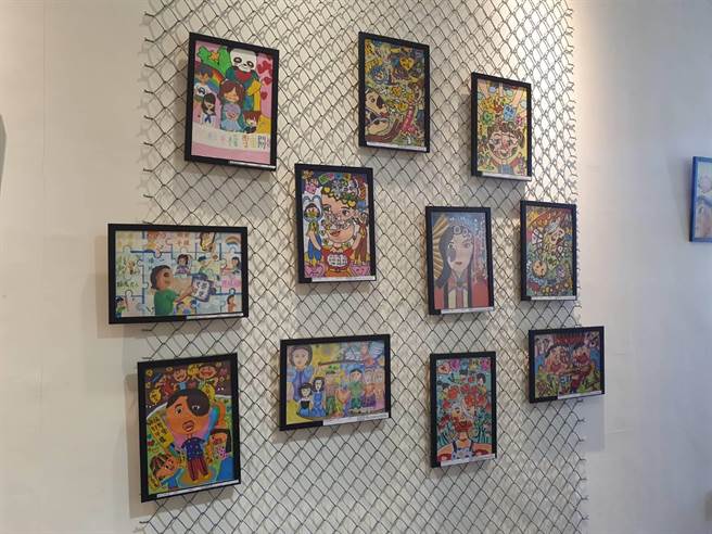 阳光基金会桃竹中心于桃园市兴光堡垒举行脸部平权画作展览，持续至12月底。(蔡依珍摄)