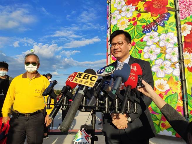 中央公园6日开幕，交通部长林佳龙（图右）表示，感谢前市长胡志强、现任市长卢秀燕及市议会与市府团队，也感谢当年促成水湳开发重要推手陈水扁前总统。（张妍溱摄）