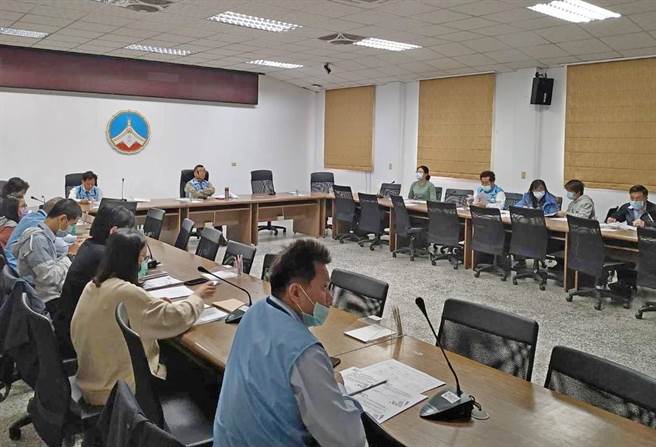 金门县府召集相关单位，研拟全面防堵「莱猪」的策略。（金门县卫生局提供）