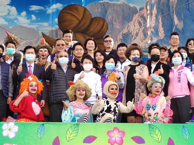 台中水湳经贸园区内中央公园6日开幕启用，歷经现任市长卢秀燕（左3）、前市长胡志强（左2）、林佳龙（左1）等任内赶工，接棒完成。（张妍溱摄）