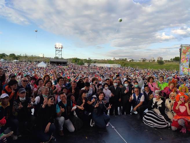  中央公园6日开幕，3任市长、地方民代、市府团队在台上与台下市民大合影，留下歷史性一刻。（张妍溱摄）