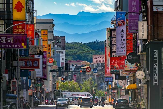 新竹市一名摄影爱好者6日上午经过西大路，拍下街道夹着连绵山景，贴上网分享引来好评。（王嘉政提供／邱立雅竹市传真）