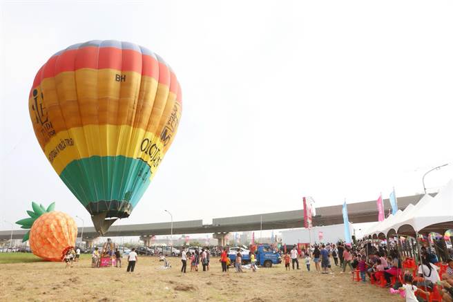 隆大也趁假日举办热气球嘉年华等特色活动，吸引上千位亲子及民眾挤爆案场。（柯宗纬摄）