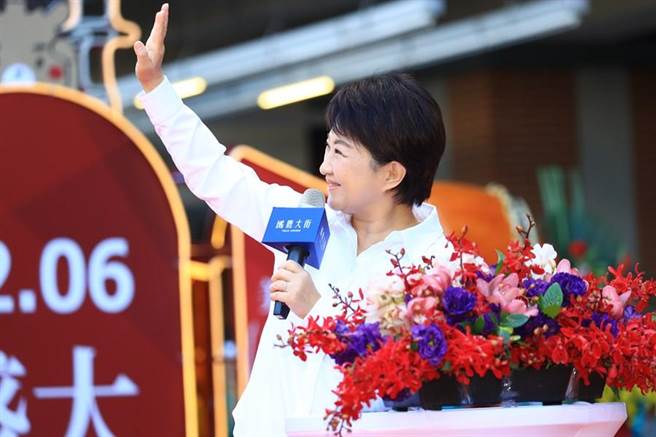 国民党表示，市长卢秀燕民调倒吃甘蔗越来越好，不管竞争对手是谁，政绩就是最好的民意。 （卢金足摄）