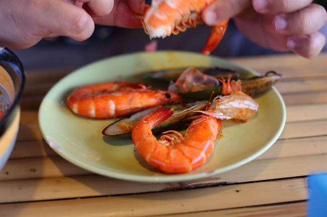 一位男網友委屈表示，女友不但吃下異性友人剝的蝦，更在社群媒體上貼出和合照大讚「男生剝蝦好貼心。」(示意圖/達志影像)