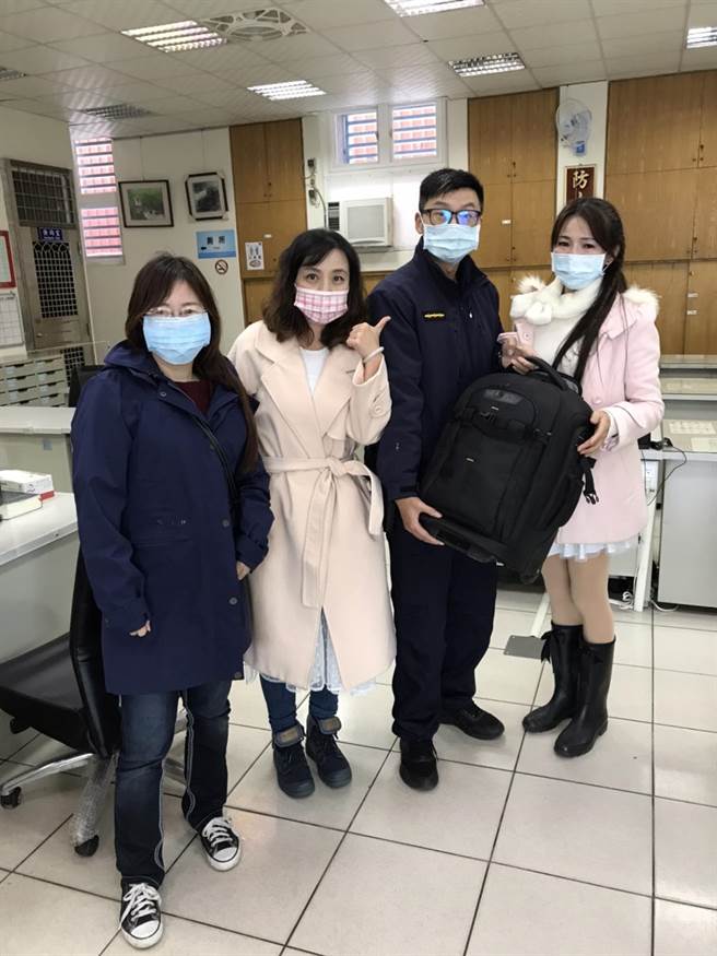 3名女游客开心寻回美丽的回忆照片。(警方提供／蔡依珍桃园传真)