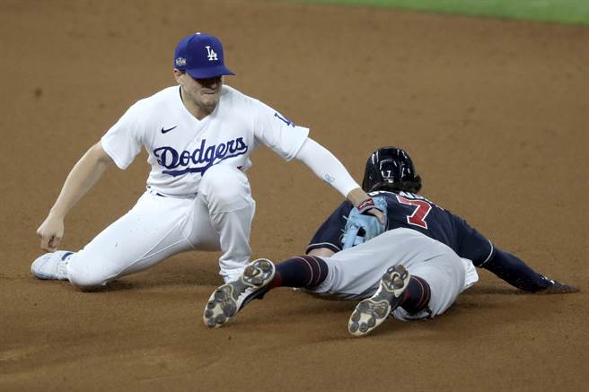 前道奇队赫南德兹（左）和林子伟一样，是守备位置多功能的工作人。（美联社资料照）