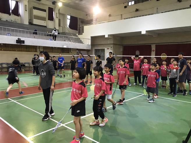 周天成担任一日羽球教练，传授技巧及观念给30名喜爱羽球的小学生。（陈彩玲摄）