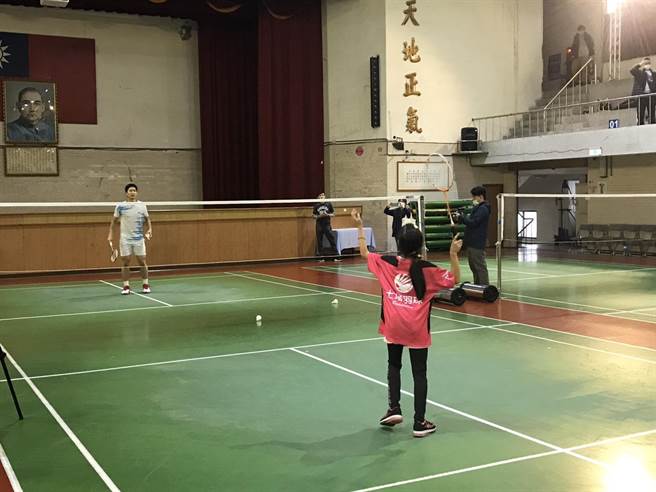 周天成担任一日羽球教练，传授技巧及观念给30名喜爱羽球的小学生。（陈彩玲摄）