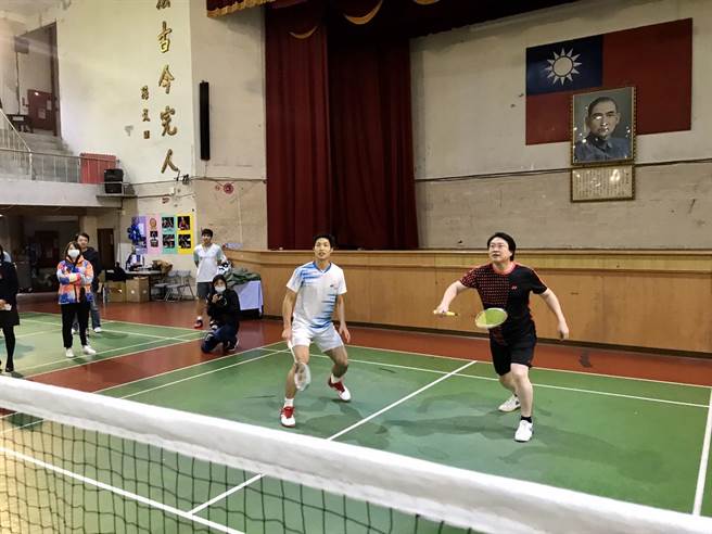 市长林右昌换上球衣和周天成组队，与基中校长锺定先、教练郑永成对决。（陈彩玲摄）