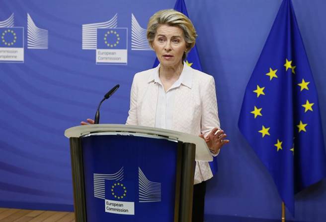 欧盟执委会主席冯德莱恩(图)与英国首相强森通电话后发布联合声明，同意重启贸协谈判，双方代表将于6日在比利时布鲁塞尔开会。(美联)