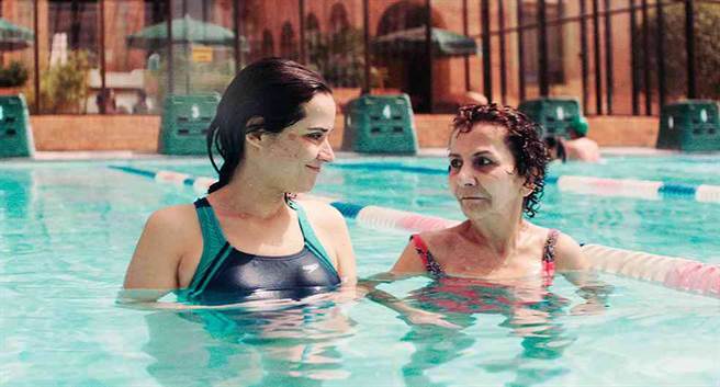 片中母女对话充满机智胆识。（海鹏电影提供）