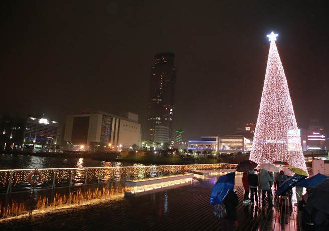 高達17米環保「LED聖誕樹」矗立在基隆海洋廣場。（基隆市政府提供／陳彩玲基隆傳真）