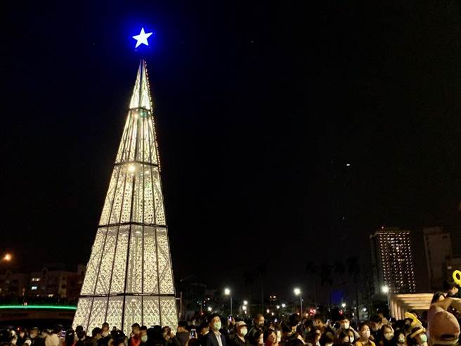 「2020台南聖誕燈節─運河河樂燈區」6日晚間盛大點燈。（李宜杰攝）