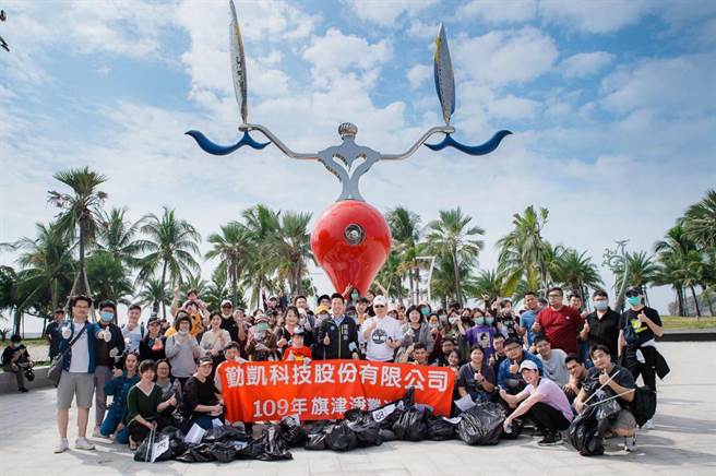 勤凱科技股份有公司5日在旗津海灘安排舉辦「員工淨灘家庭日」，共計清除500公斤沙灘廢棄垃圾。（鍾易仲提供／洪浩軒高雄傳真）