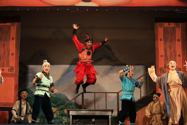 紙風車劇團今(6)日前進台中頭家國小帶來代表作《武松打虎》，在寒冷冬夜以熱鬧表演活絡民眾的心。（紙風車劇團提供）