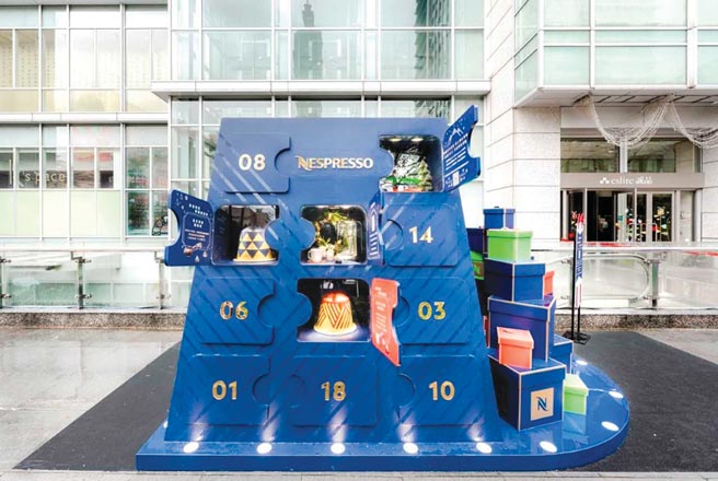 打卡新地标！全台首座千倍放大版耶诞倒数月历闪耀信义街头即日起参加耶诞卡传情活动，Nespresso即同步为您送出一杯限量版暖心咖啡。图／Nespresso提供
