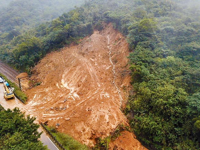 台鐵猴硐=瑞芳間邊坡走山，崩塌範圍5日再擴大，估計崩落土石達1萬立方公尺。（台鐵提供／陳祐誠傳真）