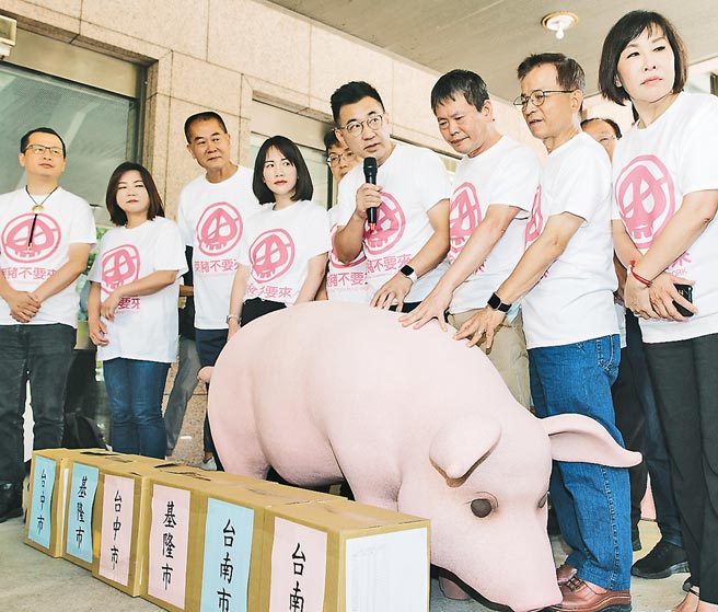 立法院朝野黨團將於8日協商開放萊豬進口的行政命令，國民黨團總召林為洲說，屆時將討論何時把行政命令送入院會議決，近期已和公民團體聯繫，將在院會表決行政命令當天，號召群眾在場外抗議。圖為今年9月國民黨發動反萊豬顧食安活動。（本報資料照片）