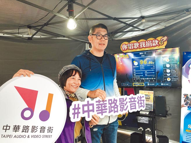 国民党智库副董事长连胜文遭酸「你先打大陆疫苗」。对此，连表示，「若台湾有有效的疫苗，我绝对第一个施打，这绝对没问题」。图为他昨天为公益献唱。(赵婉淳摄)