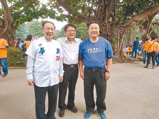 屏东县长潘孟安（中）表示，屏东县城市棒球队预定明年1月成军。左起为台湾体大校长林华韦、潘孟安、棒协副理事长赵士强。（廖德修摄）