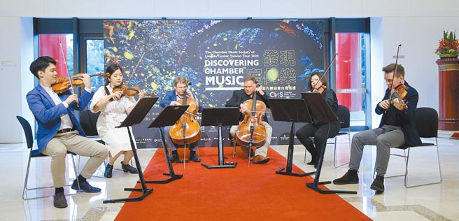 林肯中心室内乐协会（CMS）参与「发现·室内乐」计画，现任联合艺术总监吴菡率小提琴家林品任（左一）等旗下音乐菁英，2日起在台北国家音乐厅、高雄卫武营音乐厅演出。（黄世麒摄）