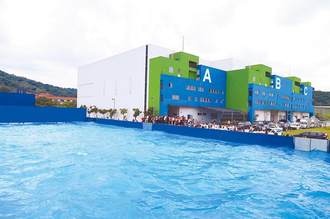 奥斯卡金像奖导演李安在台中拍摄《少年PI的奇幻漂流》，搭建的造浪池从水湳搬到雾峰中台湾影视基地，为全台最大摄影棚造浪池。  （卢金足摄）