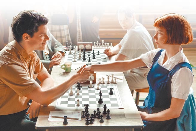 网剧《后翼弃兵》掀起一波西洋棋热，从游戏博弈到艺术跨界，都能看高手过招的趣味。（Netflix提供）