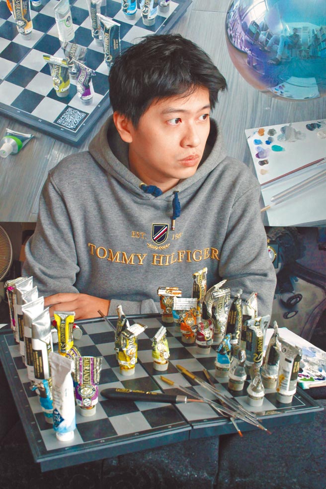 余升叡以西洋棋为创作符号，对应自己的生活写照。（余升叡提供）