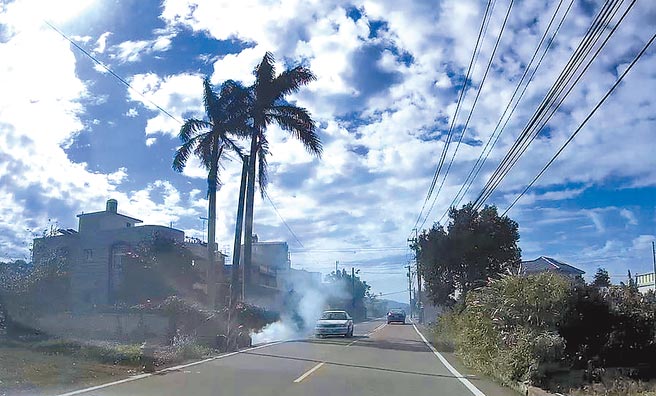 苗栗县露天燃烧陈情案件层出不穷，记者5日在苗25乡道直击路旁农田露天燃烧，白色烟雾影响行车视线。（巫静婷摄）
