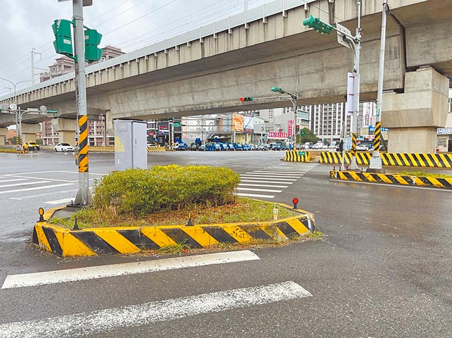 桃市中坜区民族路六段与高铁南路六段交界行人穿越线，被槽化岛占用，行人须绕行才能走到对向。（黄婉婷摄）