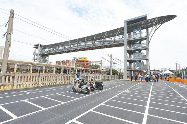 缓解停车空间不足的问题，台中市府交通局积极增设路边、路外停车格位，并将逐步检讨、收费管理。（台中市政府提供／林欣仪台中传真）