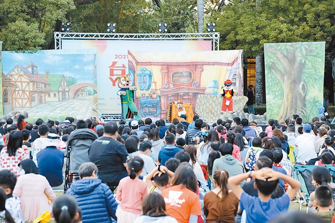 南市府5日举行「野餐音乐会」，吸引逾5000名亲子参与。（台南市政府提供／庄曜聪台南传真）